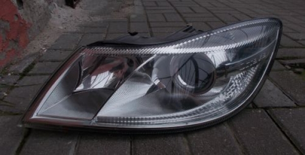 Skoda - Octavia - Kombi - (2008 - 2013) - Oświetlenie / Lampa przednia lewa