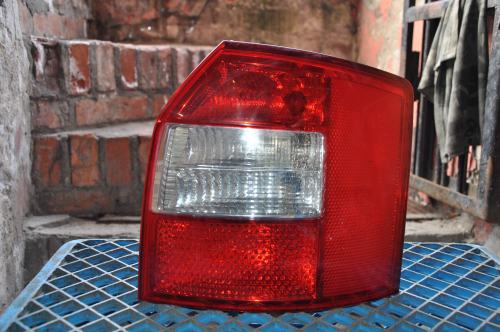 Audi - A4 - Kombi - (2002 - 2004) - Oświetlenie / Lampa tylna  prawa