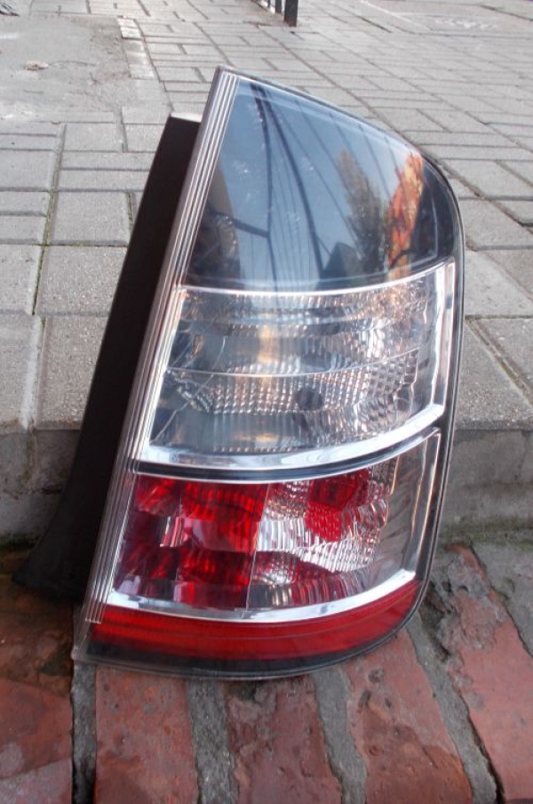 Toyota - Prius - (2003 - 2009) - Oświetlenie / Lampa tylna  prawa