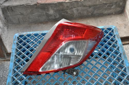 Toyota - Yaris - 5 drzwi - (2011 - 2014)  - Oświetlenie / Lampa tylna  prawa