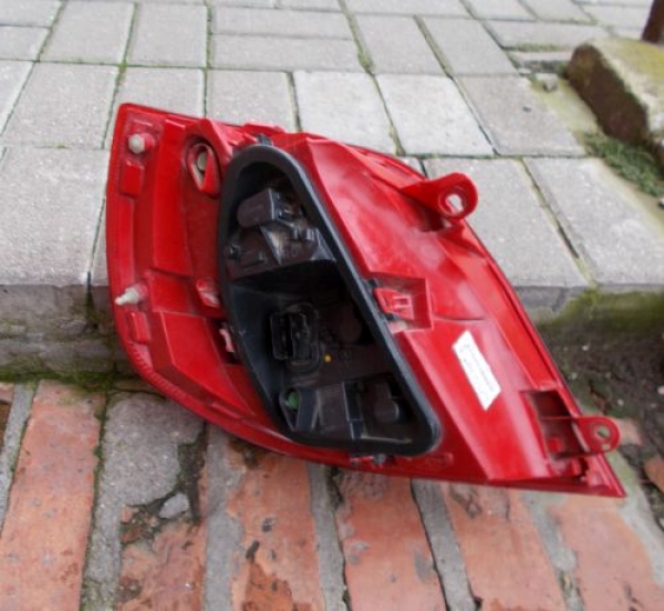 Renault - Clio - 5 drzwi - (2009 - 2012) - Oświetlenie / Lampa tylna  prawa