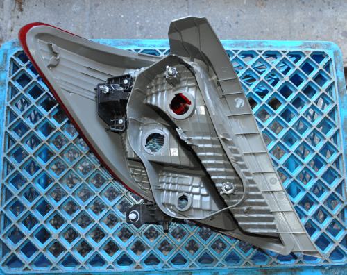 Toyota - Yaris - 3 drzwi - (2011 - 2014) - Oświetlenie / Lampa tylna  prawa