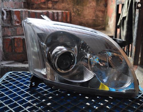 Toyota - Avensis - 4 drzwi - (2003 - 2006) - Oświetlenie / Lampa przednia   prawa Xenon