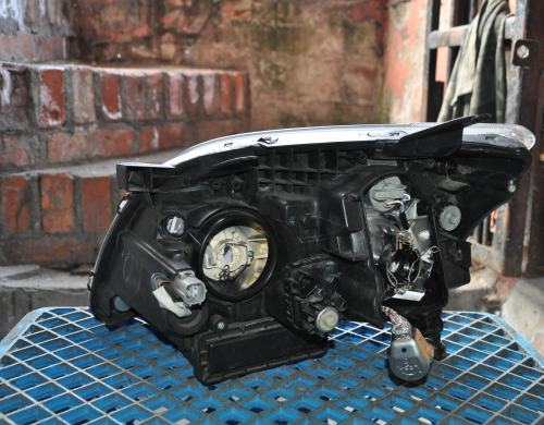 Toyota - Avensis - Kombi - (2003 - 2006) - Oświetlenie / Lampa przednia   prawa Xenon