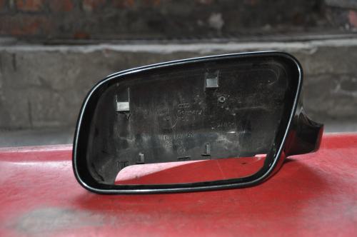 Audi - A4 - Kombi - (1999 - 2002) - Lusterka / Obudowa strona lewa