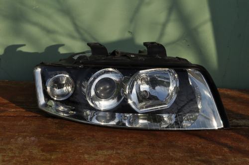 Audi - A4 - Kombi - (2002 - 2004) - Oświetlenie / Lampa przednia   prawa Xenon