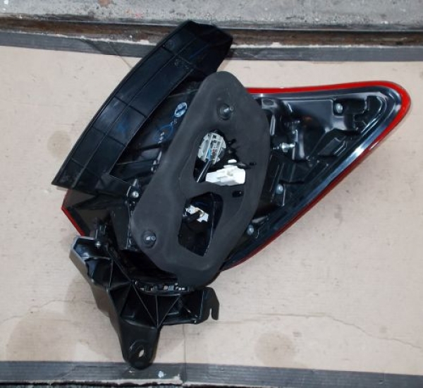 Toyota - Yaris - 5 drzwi - (2017-)  - Oświetlenie / Lampa tylna lewa