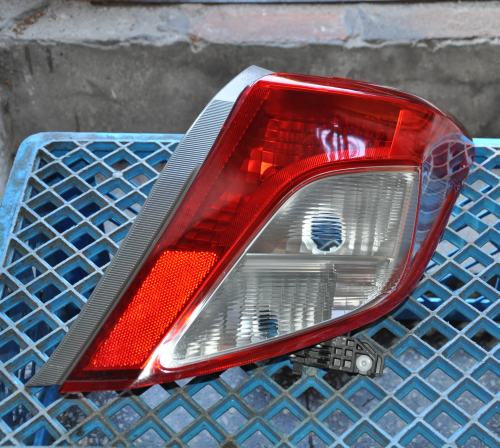 Toyota - Yaris - 5 drzwi - (2011 - 2014)  - Oświetlenie / Lampa tylna  prawa