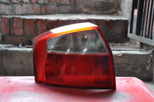 Audi - A4 - (2001 - 2004) - Oświetlenie / Lampa tylna lewa