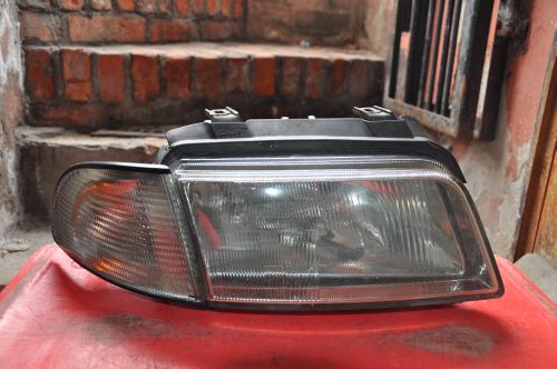 Audi - A4 - (1995 - 1999) - Oświetlenie / Lampa przednia prawa