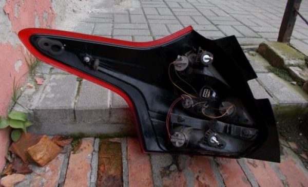 Ford - Focus - 5 drzwi - (2011 - 2014) - Oświetlenie / Lampa tylna  prawa