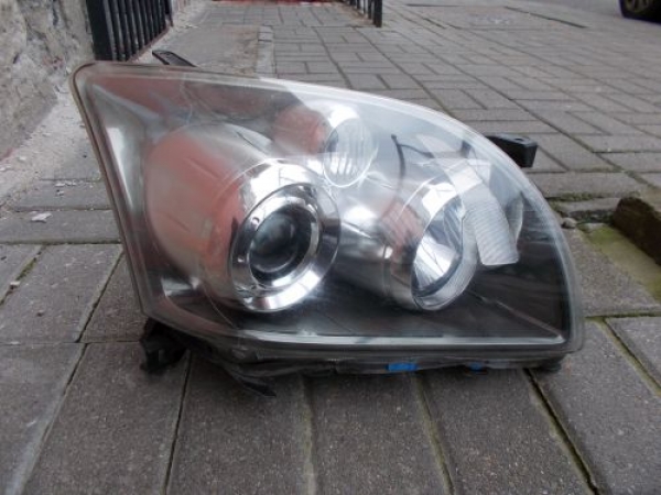 Toyota - Avensis - 4 drzwi - (2006 - 2009) - Oświetlenie / Lampa przednia   prawa Xenon