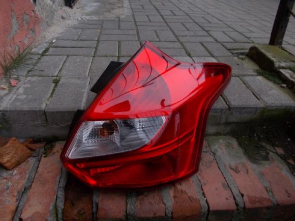 Ford - Focus - 5 drzwi - (2011 - 2014) - Oświetlenie / Lampa tylna  prawa