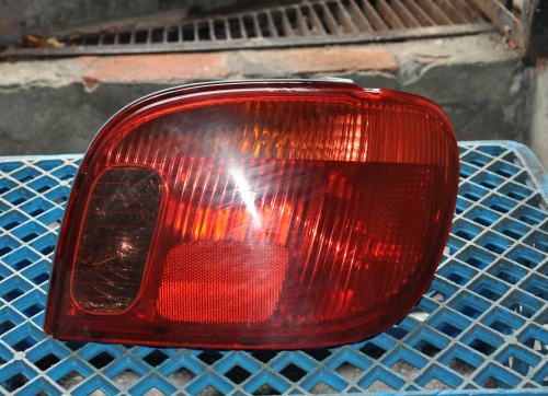 Toyota - Yaris - 3 drzwi - (2003 - 2006) - Oświetlenie / Lampa tylna  prawa