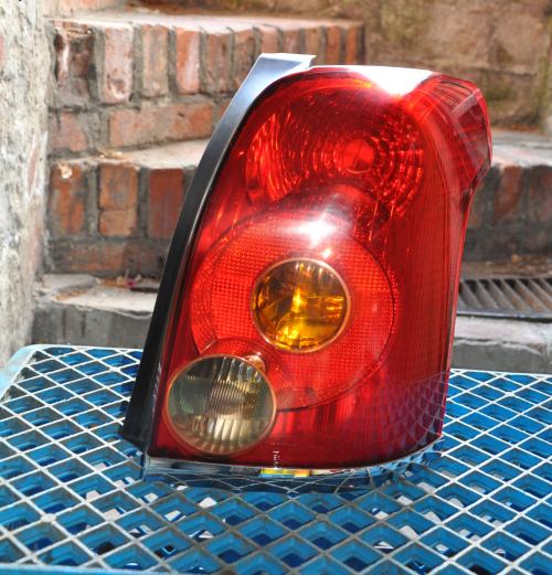 Toyota - Avensis - Kombi - (2003 - 2006) - Oświetlenie / Lampa tylna  prawa