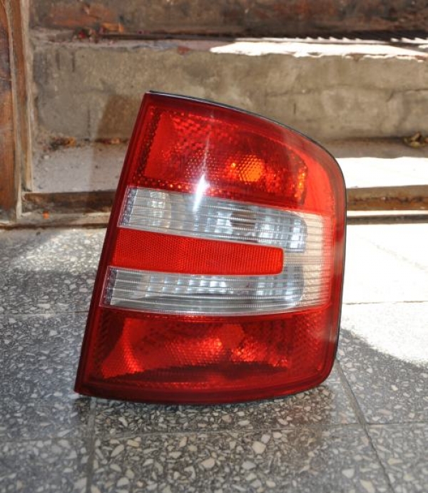 Skoda - Fabia - Kombi - (2004 - 2008) - Oświetlenie / Lampa tylna  prawa