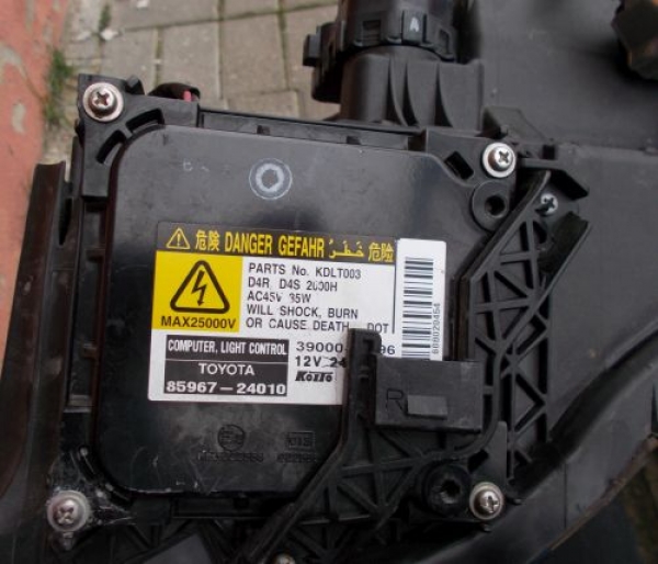 Toyota - Avensis - Kombi - (2006 - 2009) - Oświetlenie / Lampa przednia   prawa Xenon