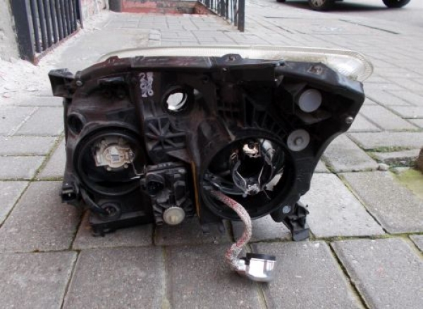 Toyota - Avensis - Kombi - (2006 - 2009) - Oświetlenie / Lampa przednia   prawa Xenon