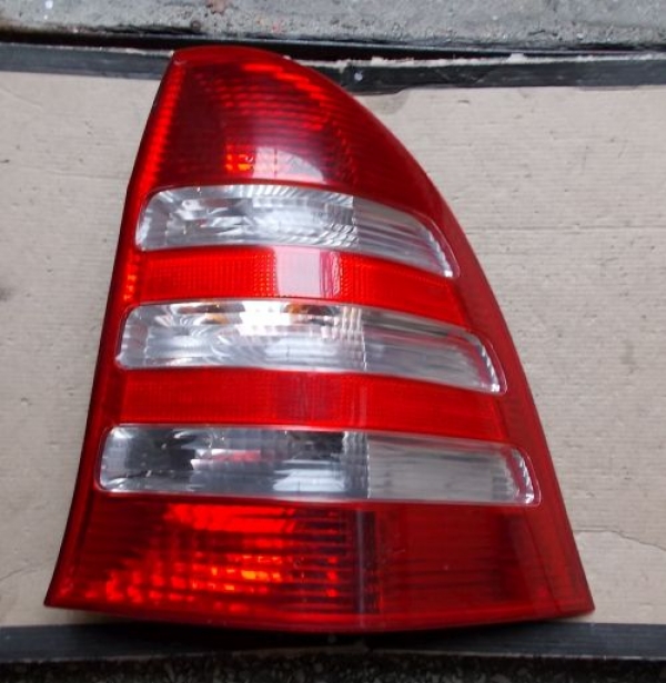 Mercedes-Benz - C-Klasa - W203 - Kombi - (2004 - 2007) - Oświetlenie / Lampa tylna  prawa