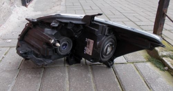 Toyota - Avensis - 4 drzwi - (2006 - 2009) - Oświetlenie / Lampa przednia prawa