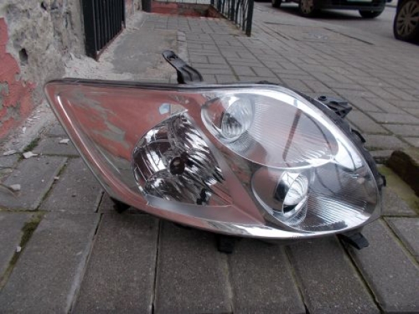 Toyota - Avensis - Kombi - (2006 - 2009) - Oświetlenie / Lampa przednia prawa