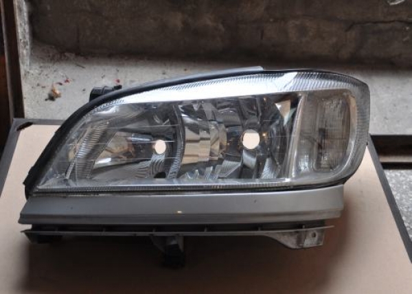 Opel - Zafira A - (2003 - 2005) - Oświetlenie / Lampa przednia lewa