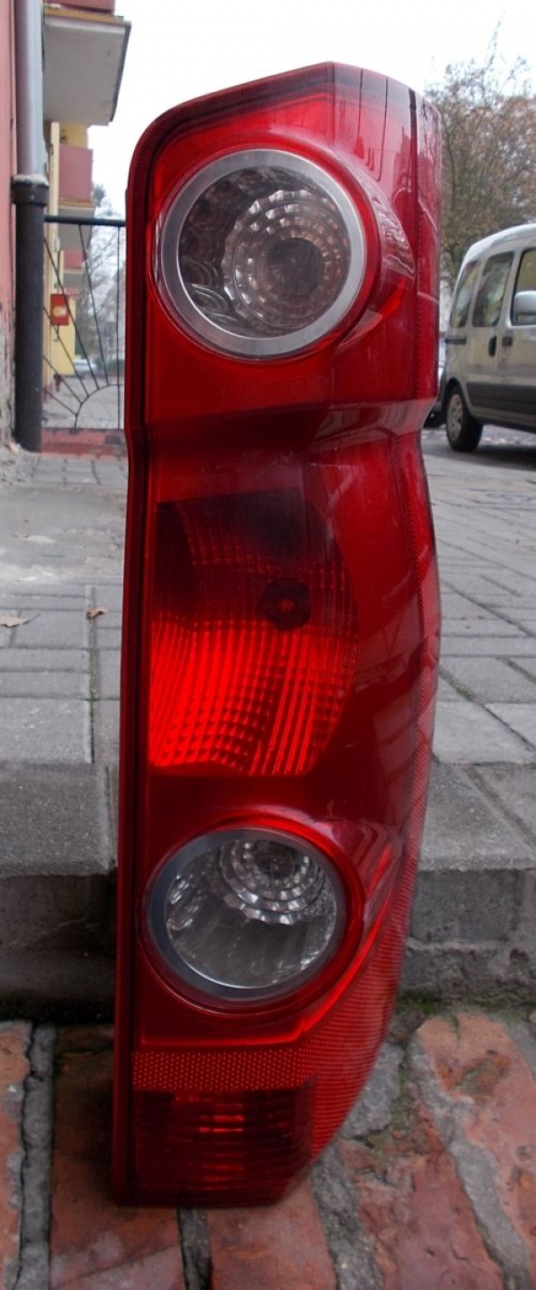 Volkswagen - Crafter - Osob./Tow.- (2006 - 2011) - Oświetlenie / Lampa tylna  prawa