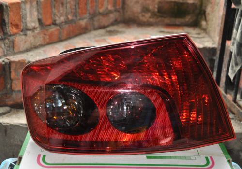 Peugeot - 407 - 4 drzwi - (2004 - 2008) - Oświetlenie / Lampa tylna lewa