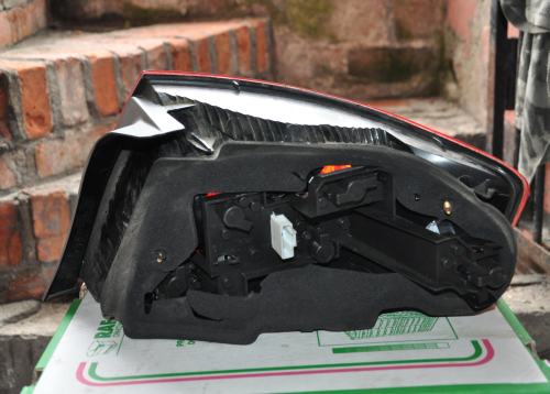 Peugeot - 407 - 4 drzwi - (2004 - 2008) - Oświetlenie / Lampa tylna lewa