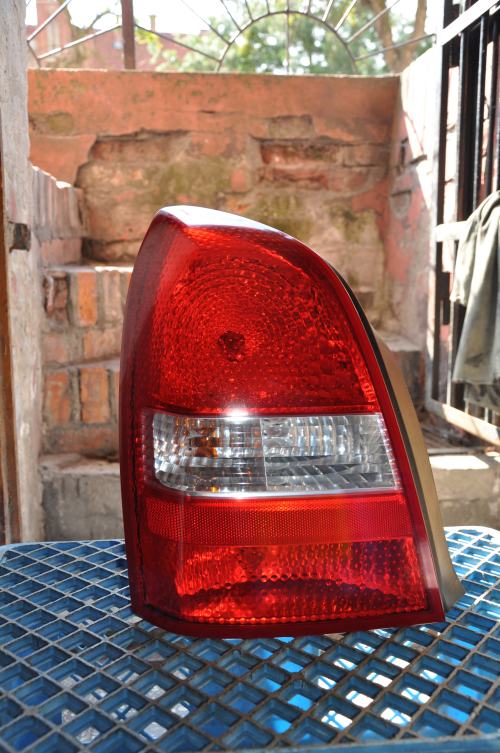 Nissan - Primera - 4 drzwi - (2002 - 2005) - Oświetlenie / Lampa tylna lewa