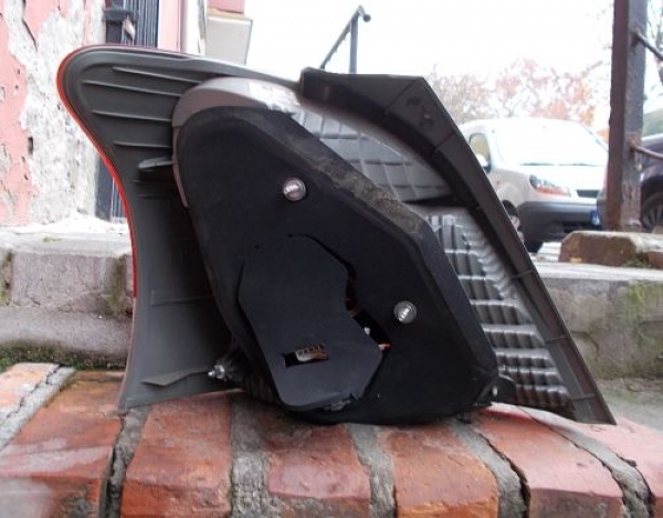 Toyota - Yaris - 3 drzwi - (2009 - 2011) - Oświetlenie / Lampa tylna  prawa