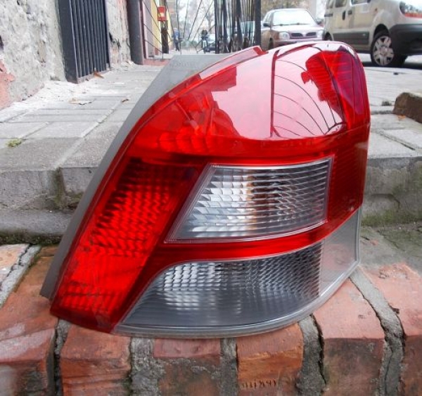Toyota - Yaris - 3 drzwi - (2009 - 2011) - Oświetlenie / Lampa tylna  prawa