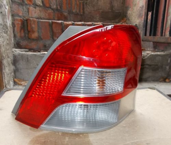 Toyota - Yaris - 5 drzwi - (2009 - 2011) - Oświetlenie / Lampa tylna  prawa