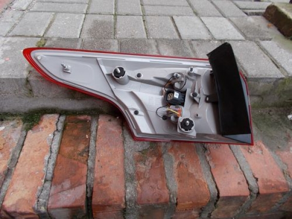 Ford - Focus - Kombi - (2014-) - Oświetlenie / Lampa tylna  prawa