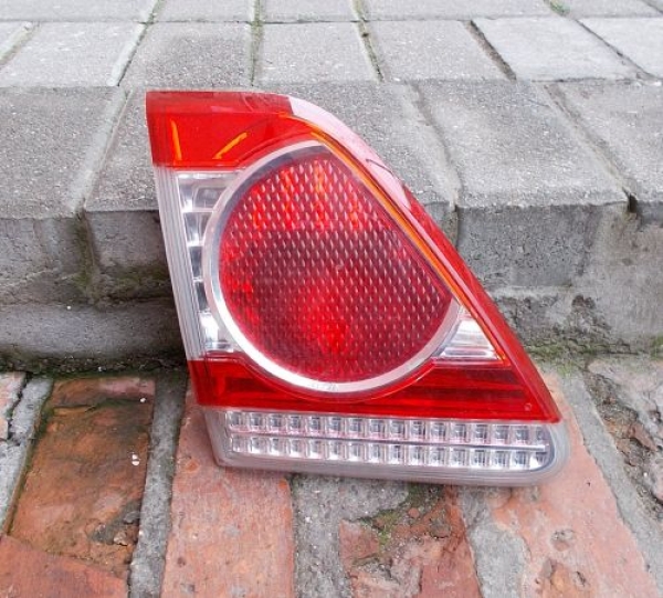 Toyota - Corolla - 4 drzwi - (2007 - 2013) - Oświetlenie / Lampa tylna lewa wewnętrzna