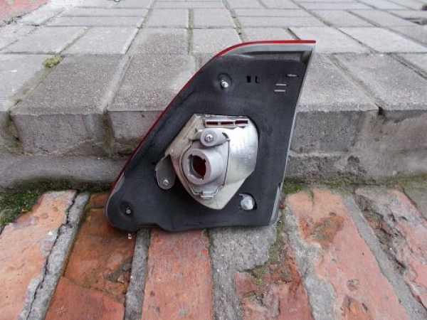 Toyota - Corolla - 4 drzwi - (2007 - 2013) - Oświetlenie / Lampa tylna lewa wewnętrzna