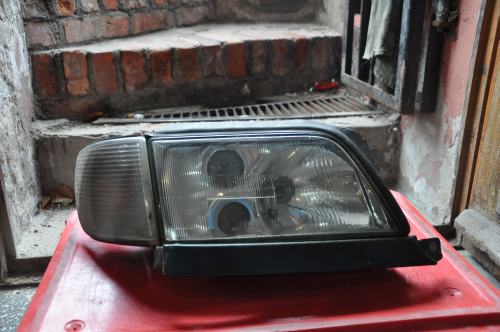 Audi - A6 - Kombi - (1994 - 1998) - Oświetlenie / Lampa przednia prawa