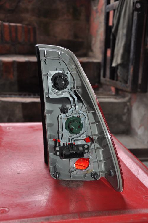 BMW - X5 - (2003 - 2006) - Oświetlenie / Lampa tylna lewa