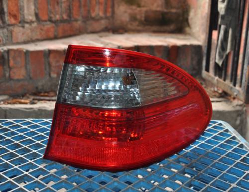 Mercedes-Benz - E-Klasa - W211 - (2006 - 2009) - Oświetlenie / Lampa tylna  prawa