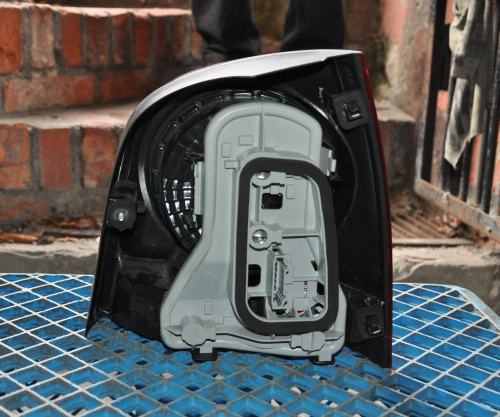 Volkswagen - Polo - 5 drzwi - (2005 - 2009) - Oświetlenie / Lampa tylna lewa