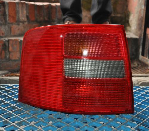 Audi - A6 - Kombi - (1998 - 2002) - Oświetlenie / Lampa tylna lewa