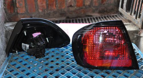 Nissan - Primera - 4 drzwi - (1999 - 2002) - Oświetlenie / Lampa tylna lewa