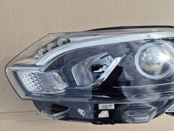 Toyota - Inne - Oświetlenie / Lampa przednia   lewa Xenon