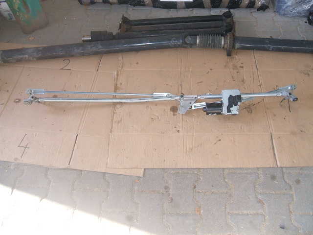 Citroen  - C 4 - 3 drzwi - (2004 - 2008) - Osprzęt / Silniczek wycieraczek przednich