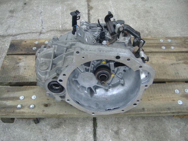 Hyundai - Elantra - 4 drzwi - (2011 - 2015) - Skrzynia / Ręczna  6-biegowa