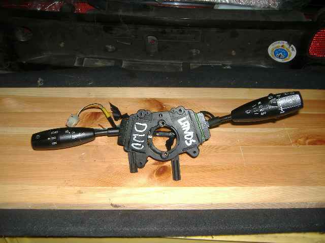 Daewoo - Lanos - 3 drzwi - (1997 - 2000) - Wnętrze / Włącznik kierunkowskazów