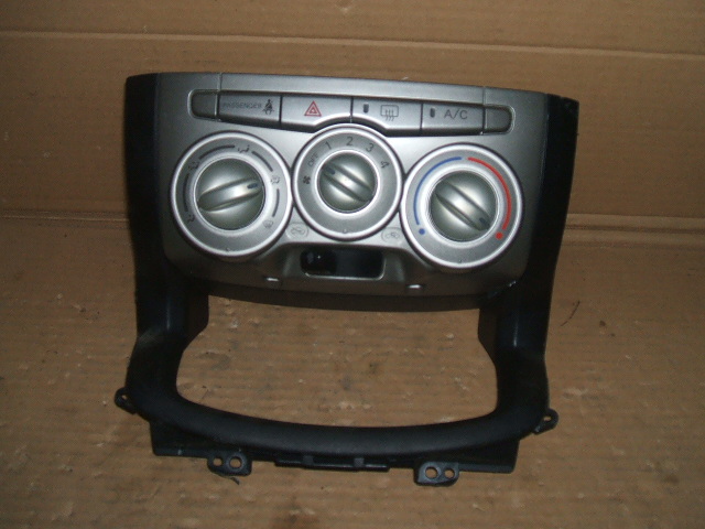 Subaru - Justy - 5 drzwi - (2007 - 2011) - Wnętrze / Włącznik ogrzewania