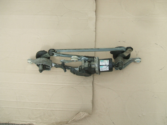 Nissan - Juke - (2014-) - Osprzęt / Silniczek wycieraczek przednich