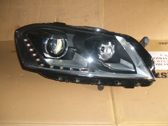 Volkswagen - Passat - (2010 - 2014) - Oświetlenie / Lampa przednia  prawa Bixenon
