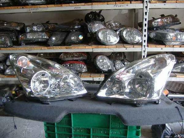 Toyota - Verso - (2009 - 2013) - Oświetlenie / Lampa przednia prawa